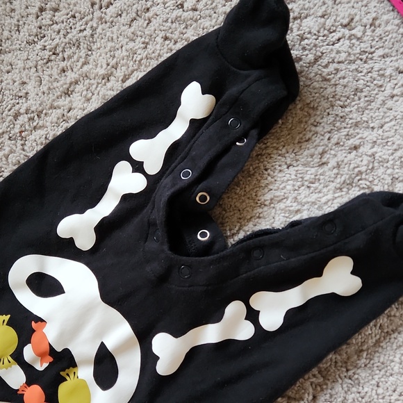 ๐6M Black Skeleton Baby Onesie - Picture 2 of 2